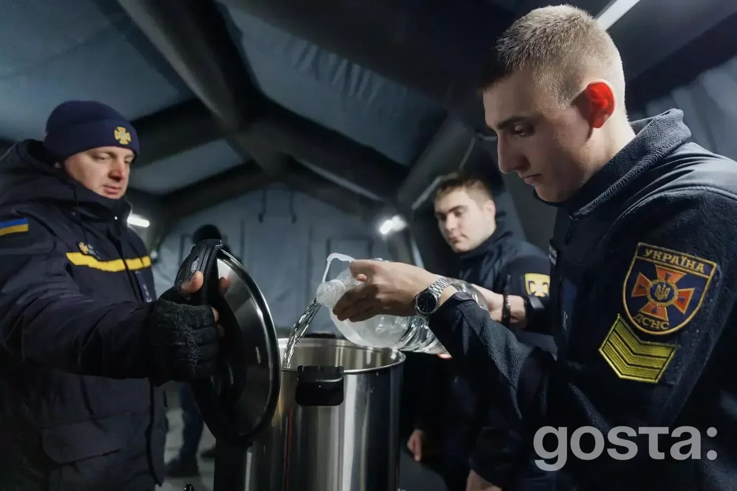 Рятувальники ДСНС України готують воду під час надзвичайної ситуації; оператори 112 приймають виклики про відсутність по