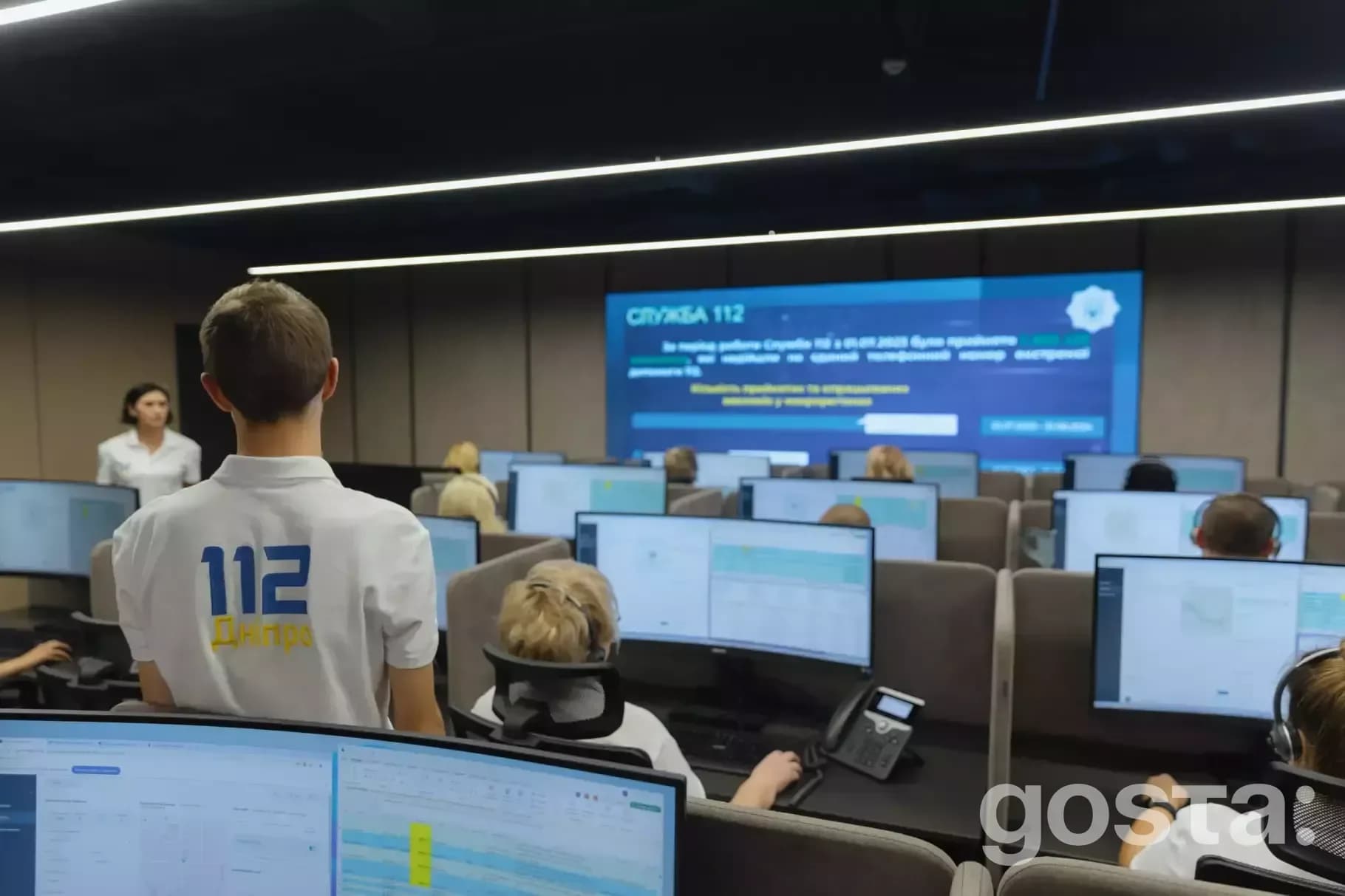 Центр обробки викликів "Служба 112" України, працівники за моніторами під час оперативної роботи.