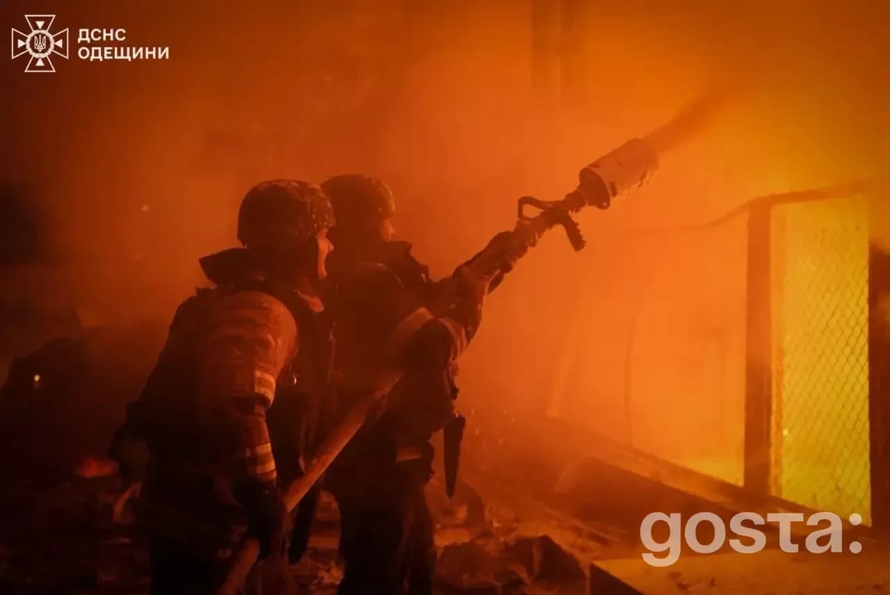 Пожежники гасують масштабну пожежу в Одеській області після нічних обстрілів 13 лютого 2026 року.