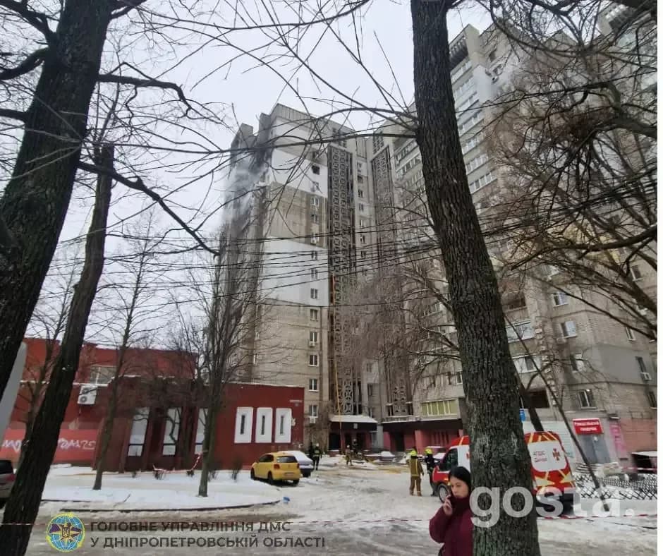 Працівники міграційної служби Дніпра допомагають постраждалим після удару дрону по 16-поверховому будинку.