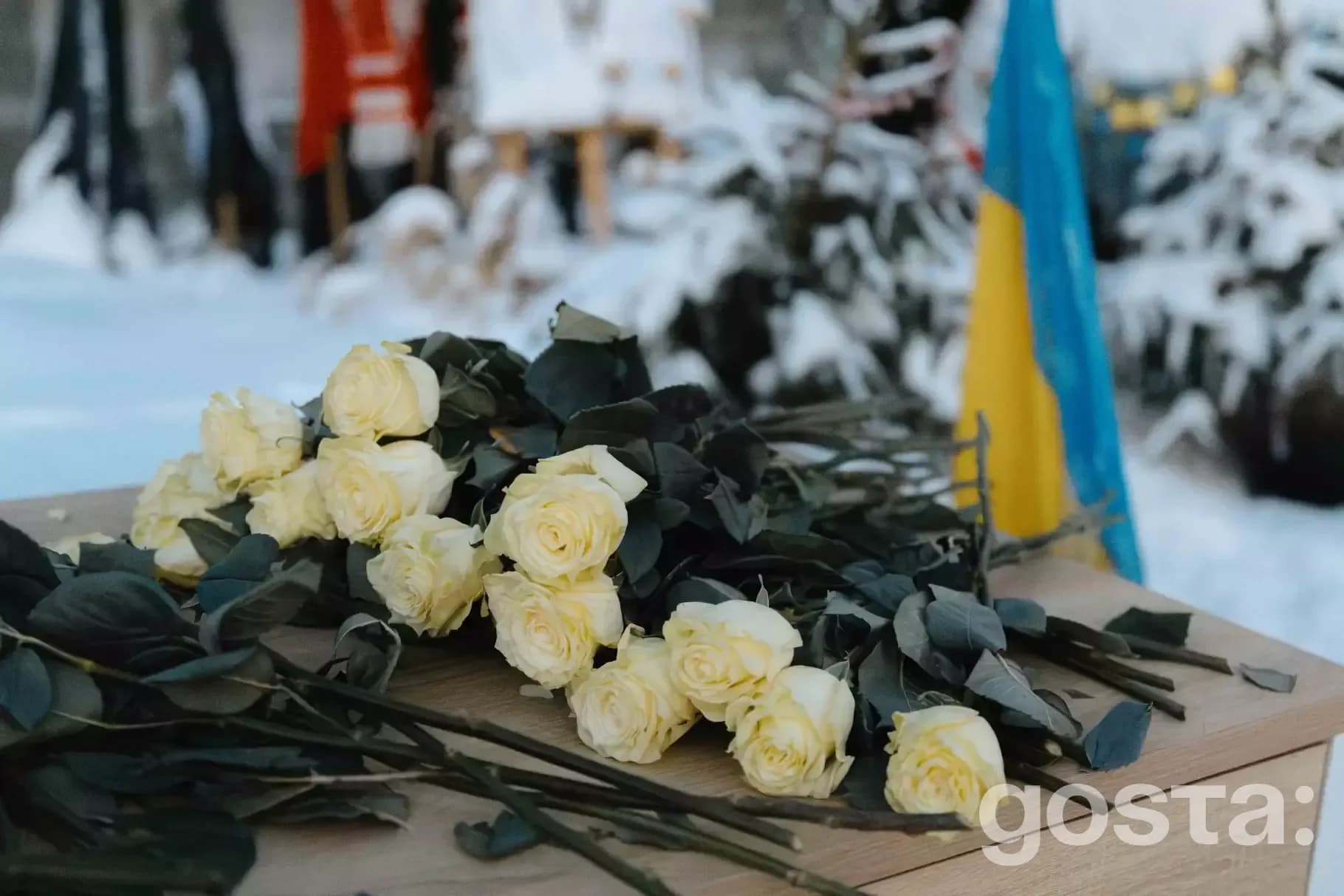 Жовті троянди на столі під час вшанування пам'яті жертв авіакатастрофи в Броварах, Україна, 18 січня 2026 року.