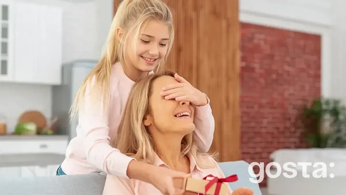Що подарувати мамі на день народження: 200+ ідей