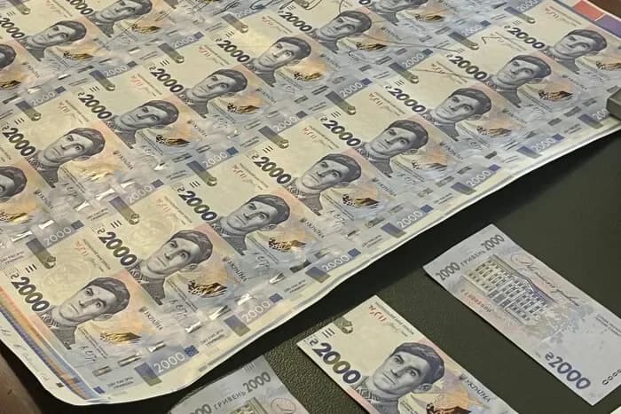 Нові банкноти 2000 гривень з портретом Василя Стуса розташовані рядами