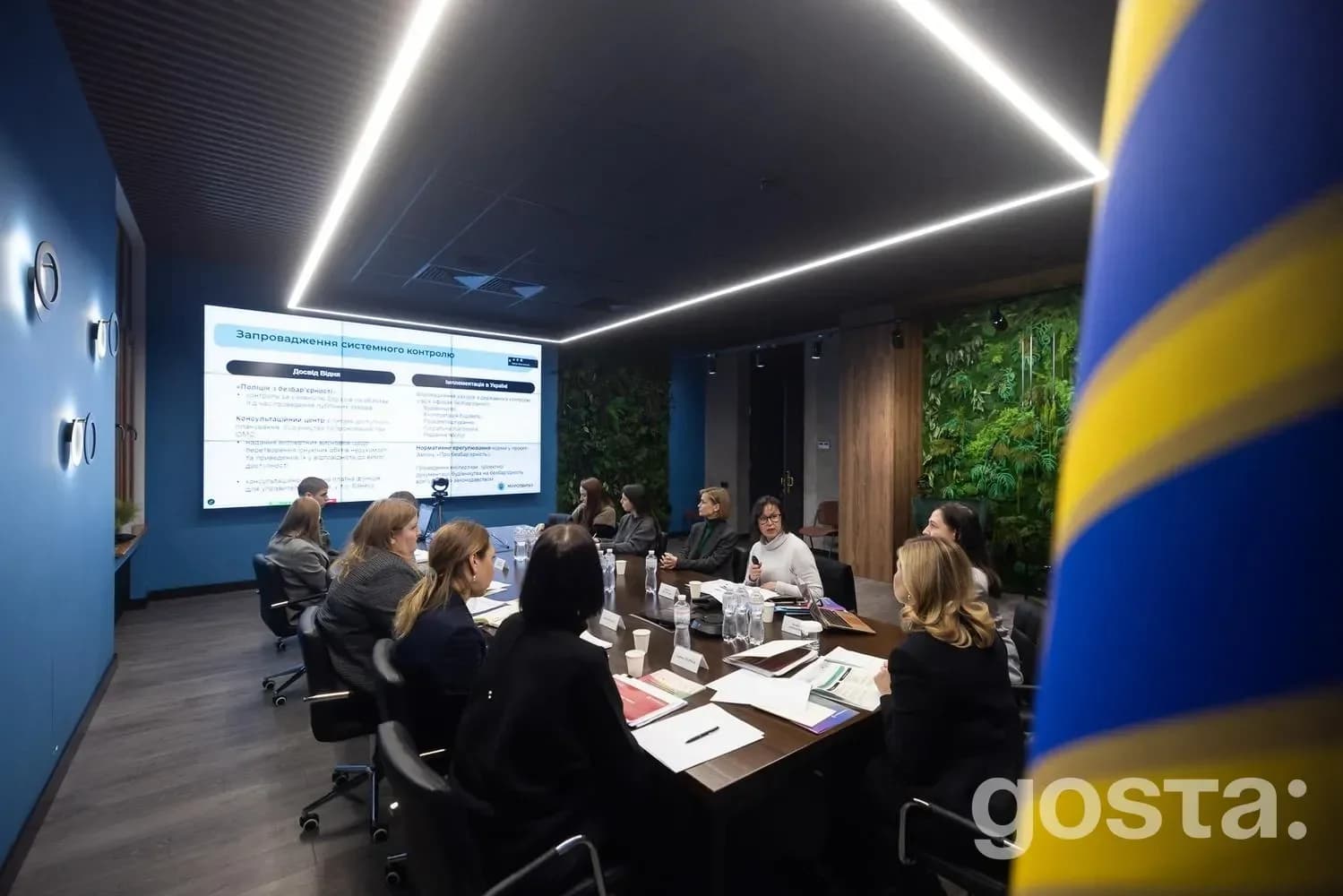 Учасники обговорюють безбар'єрні рішення після поїздки до Відня, Україна, 2023 рік.