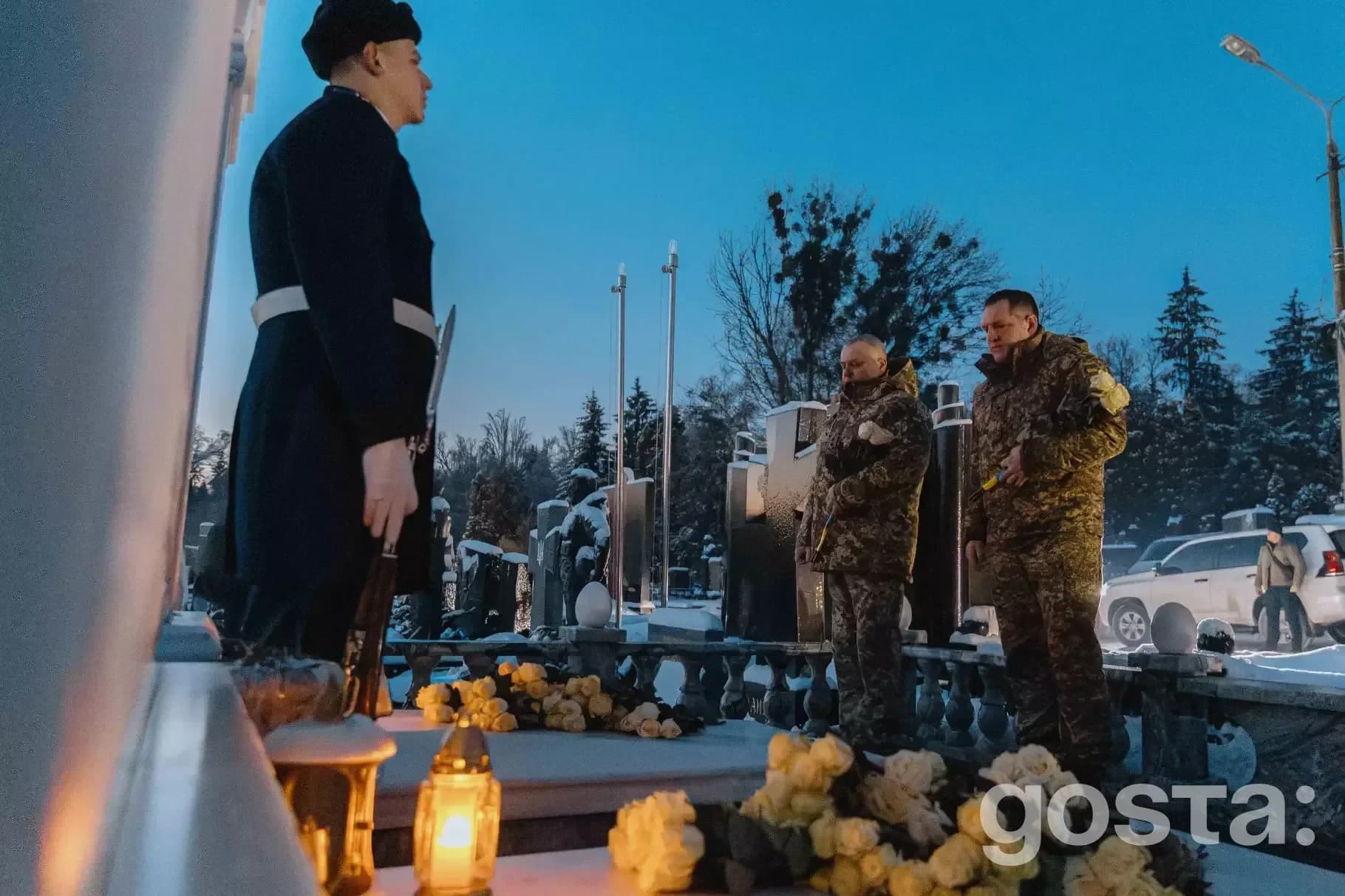 На цвинтарі люди вшанували пам'ять жертв авіакатастрофи у Броварах 2023 року, поклавши квіти на могили.
