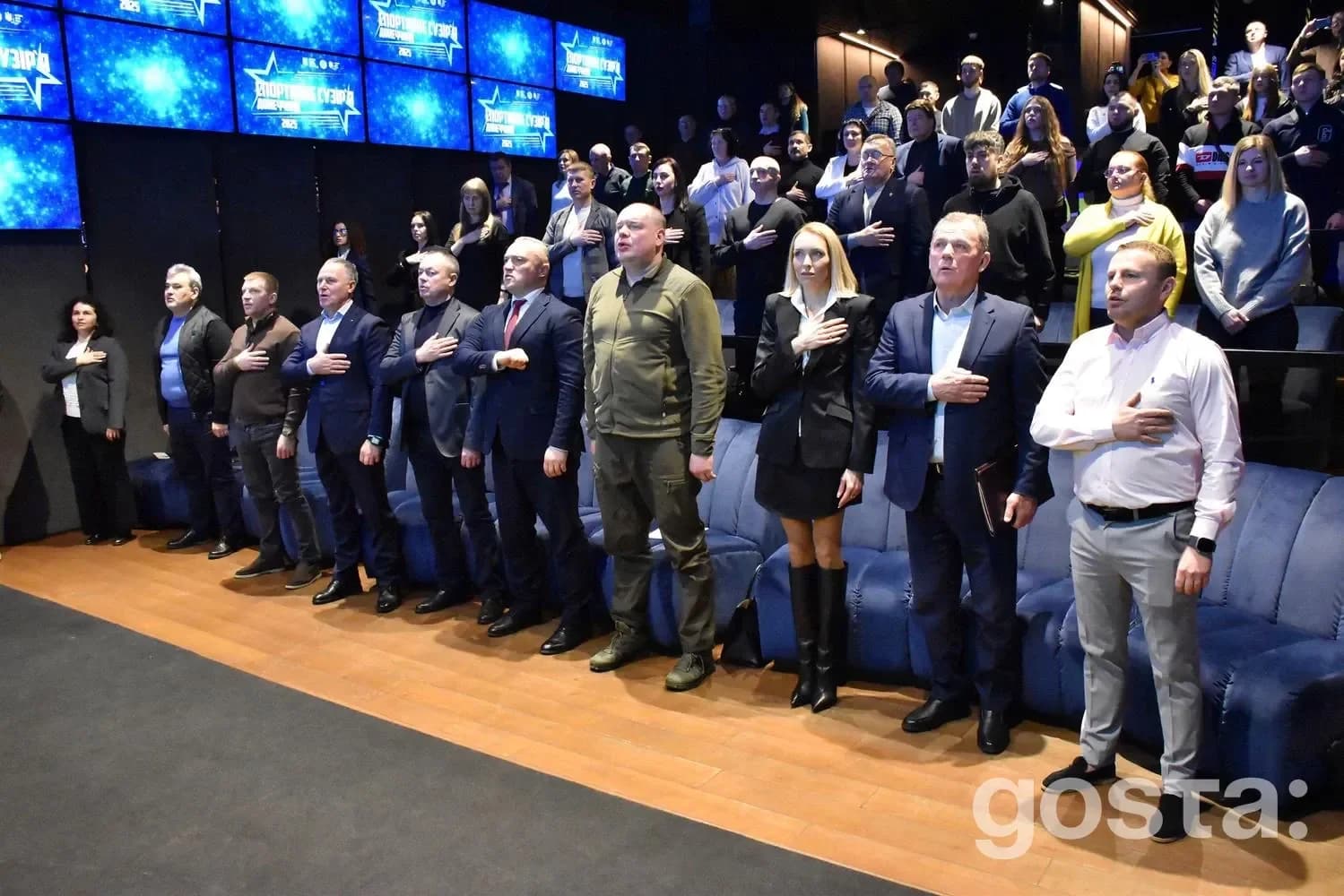 Церемонія «Спортивне сузір’я Донеччини – 2025» у Києві, учасники стоять з руками на серці під час вшанування пам’яті.