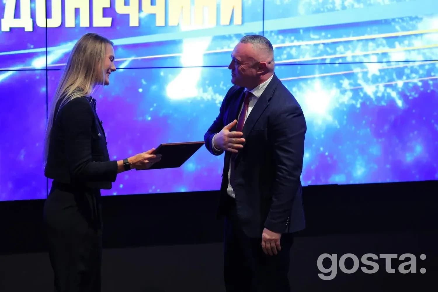 На церемонії «Спортивне сузір’я Донеччини – 2025» в Києві заступник Міністра вручає нагороду.