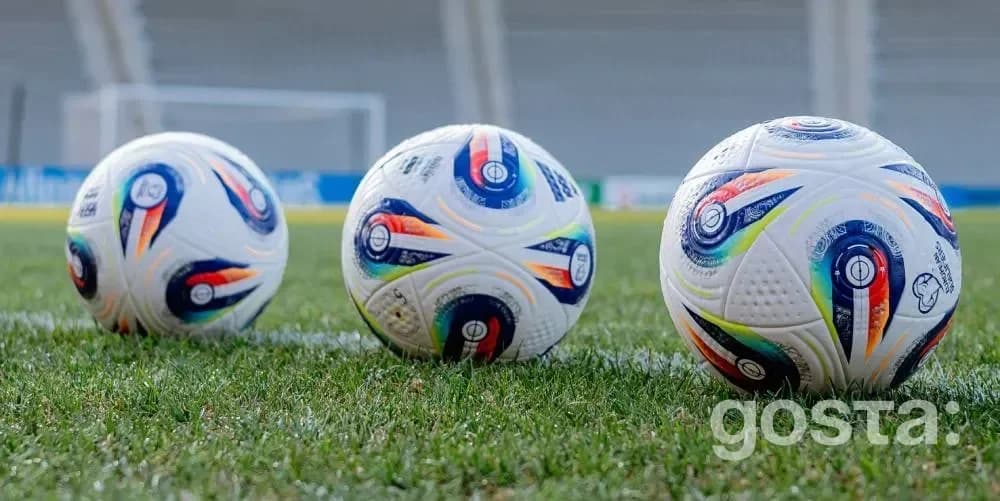М’ячі на полі перед матчем відбору ЧС-2026 Україна — Азербайджан на стадіоні «Краковія», Краків