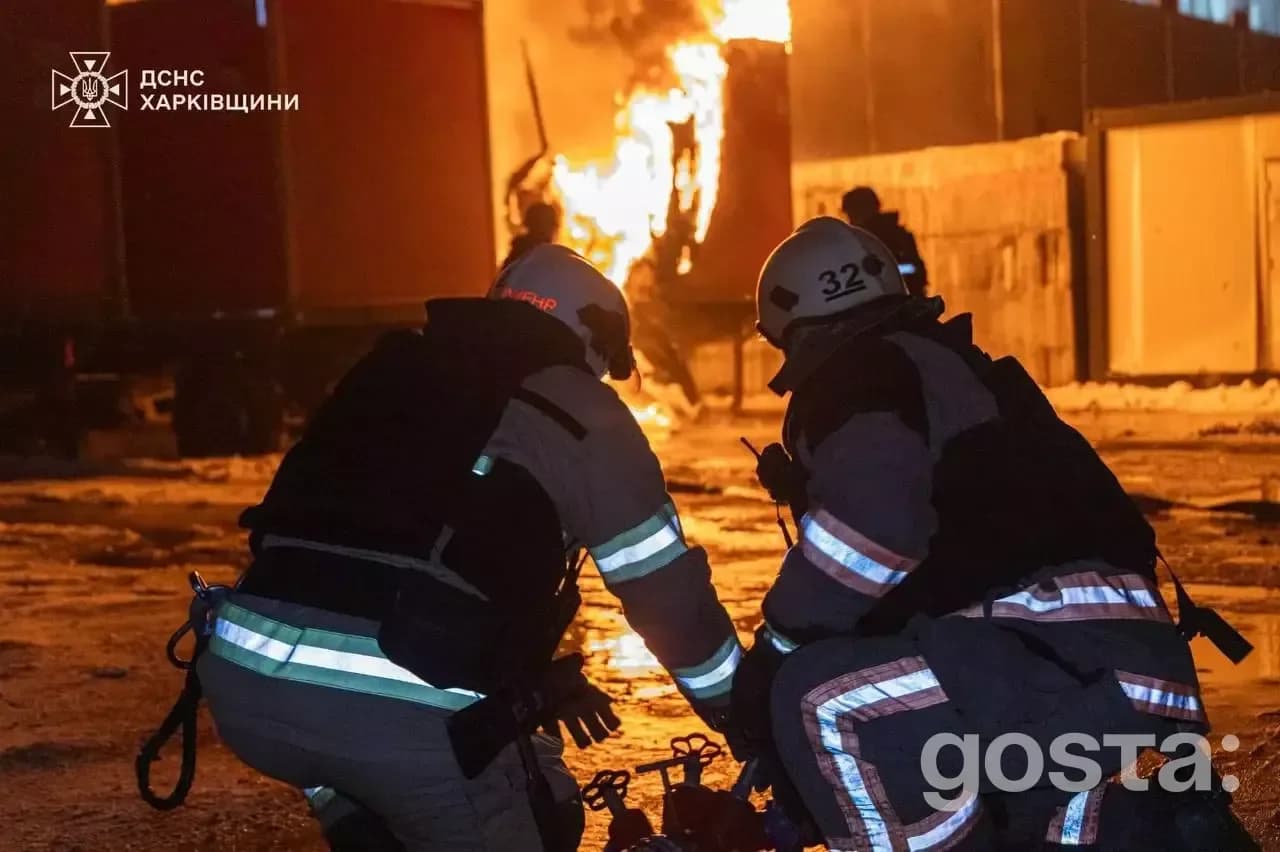 Рятувальники гасять пожежу після обстрілів, критична інфраструктура в Харкові, Україна, січень 2026.