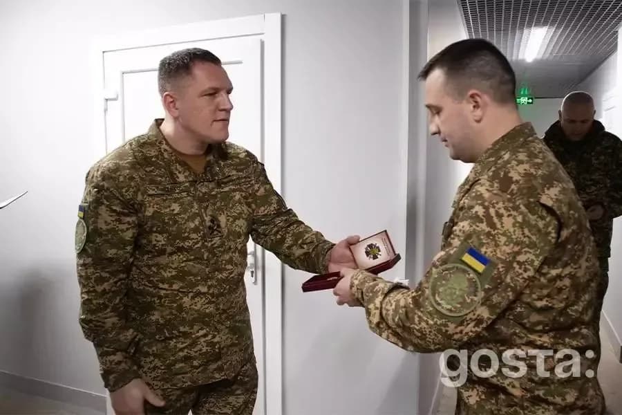 Командувач Нацгвардії України вручає нагороду військовослужбовцю на південному напрямку, січень 2026.