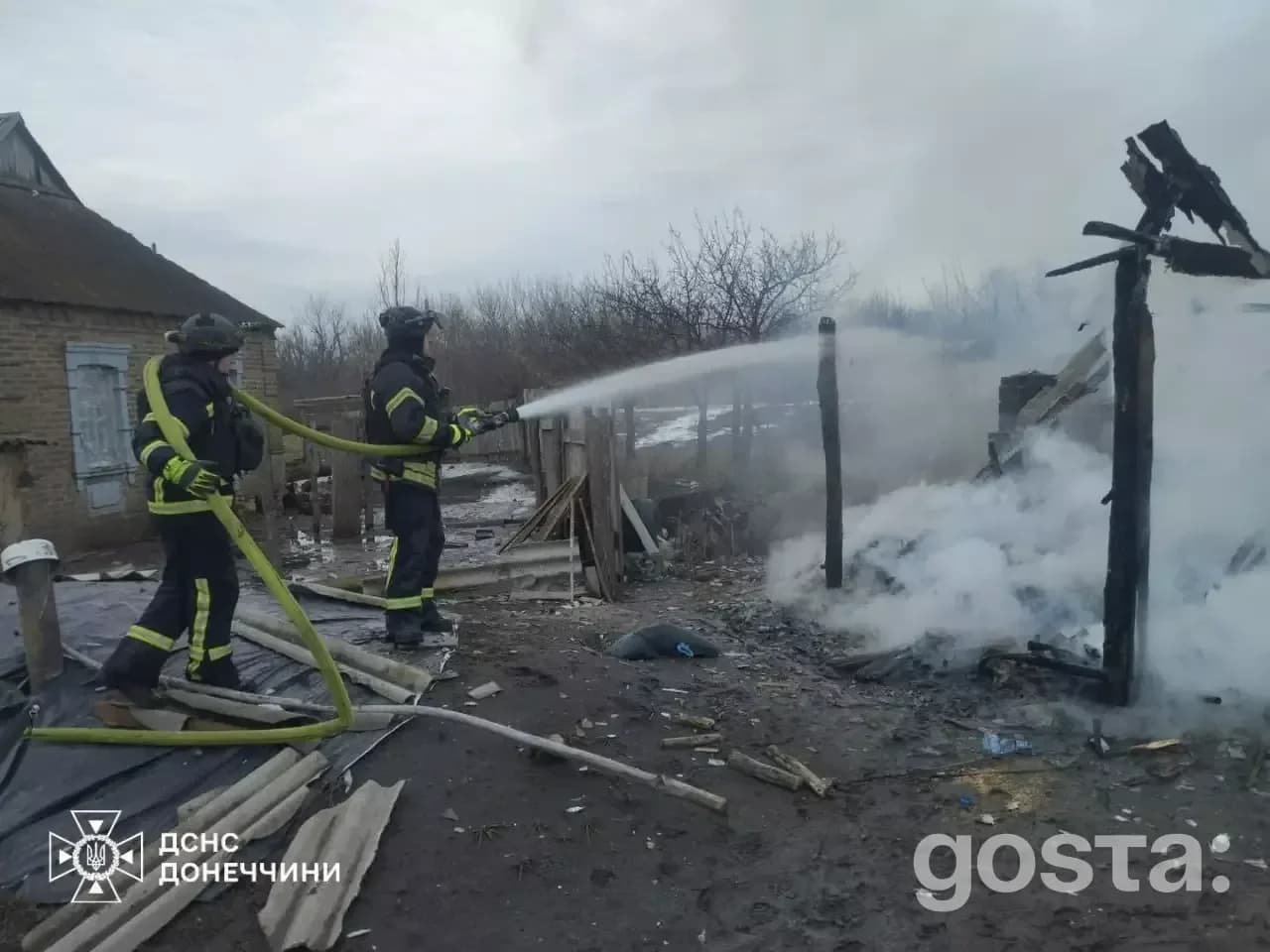 Пожежники гасять палаючу будівлю після обстрілів в Україні, січень 2026 року. Відновлення критичної інфраструктури трива