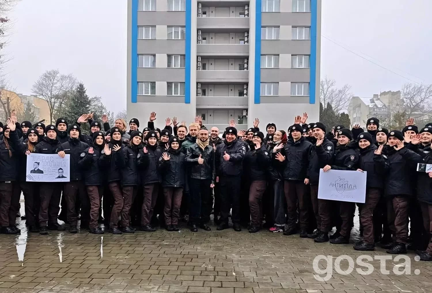 Гурт «Антитіла» зустрічається з ліцеїстами МВС в Івано-Франківську, групове фото перед будівлею, 2026.