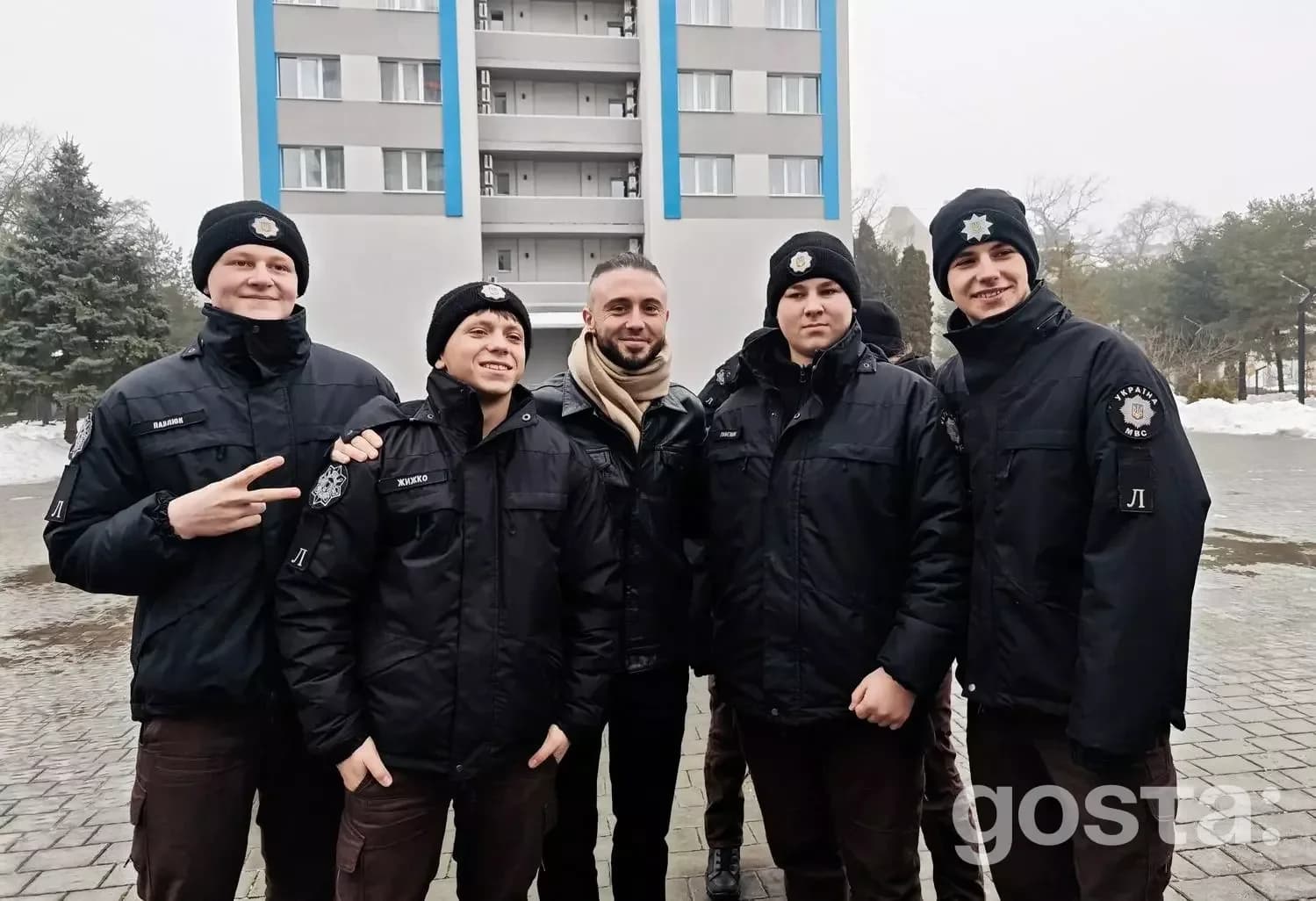 Музиканти з гурту «Антитіла» та ліцеїсти на зустрічі в Івано-Франківському ліцеї МВС, лютий 2026.