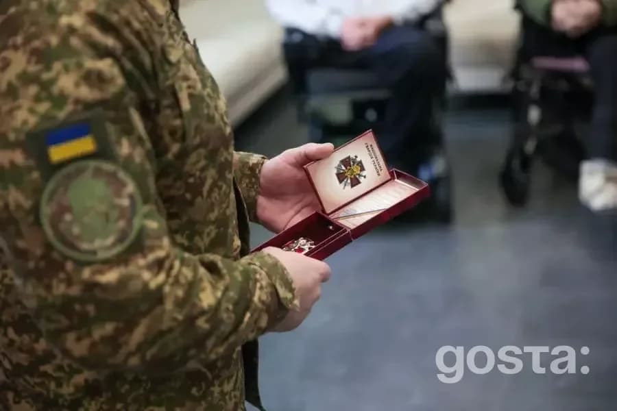 Командувач НГУ вручає нагрудні знаки пораненим нацгвардійцям під час візиту в лікувальний заклад, лютий 2026.