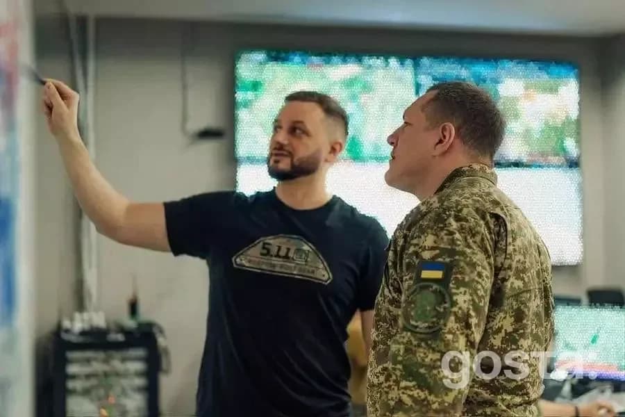На фото Олександр Півненко в камуфляжі оглядає карту в операційному центрі НГУ в Куп'янську, лютий 2026.
