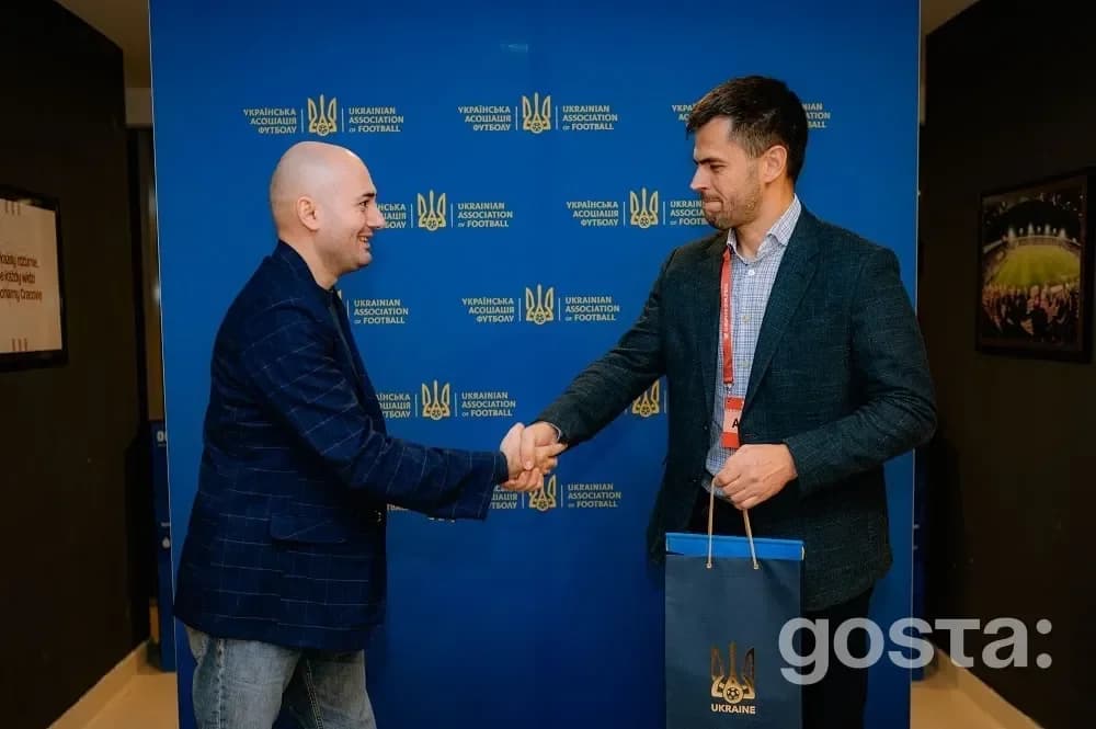 Представники УАФ та АФФА тиснуть руки, вручаючи подарунок у Кракові перед матчем відбору ЧС‑2026 Україна—Азербайджан