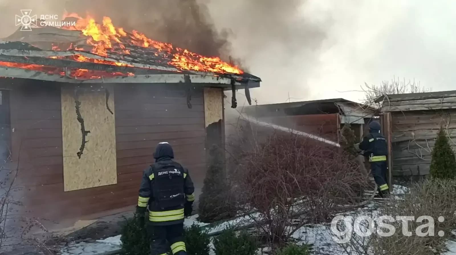 Пожежники гасять вогонь у палаючій будівлі після обстрілів у прифронтовому регіоні України, 25 січня 2026 року.