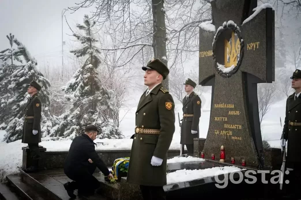 Президент України вшановує пам'ять Героїв Крут, покладаючи квіти на Аскольдовій могилі у Києві, 29 січня 2026 року.