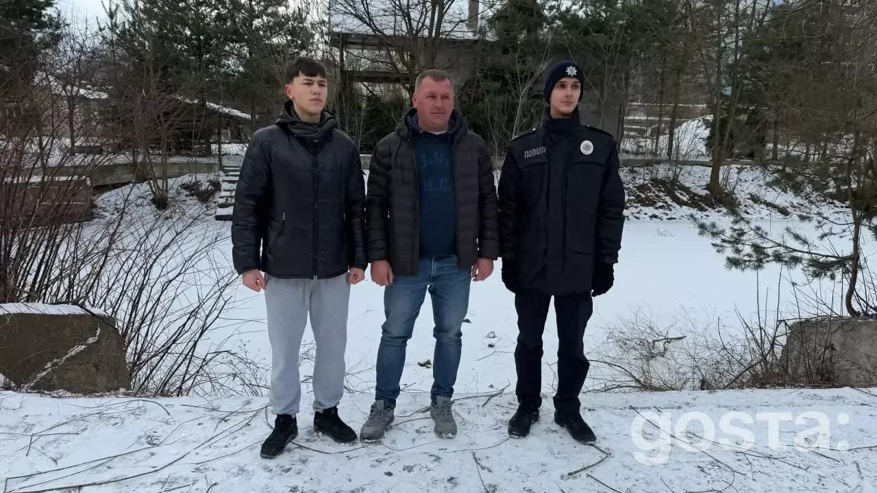 Курсант Роман Пліхтяк та місцеві мешканці, які врятували дітей з-під криги в Коломиї, 30.12.2025.