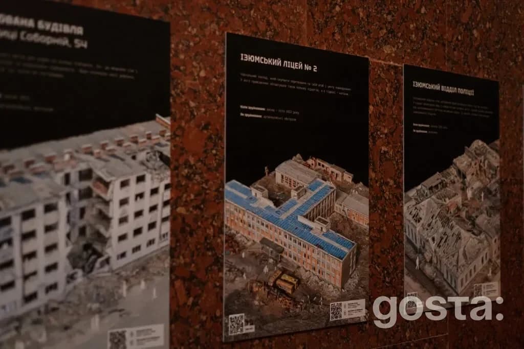 Виставка «Крізь морок. Світло памʼяті» у музеї, демонструє 3D-моделі зруйнованих обʼєктів Харківщини.