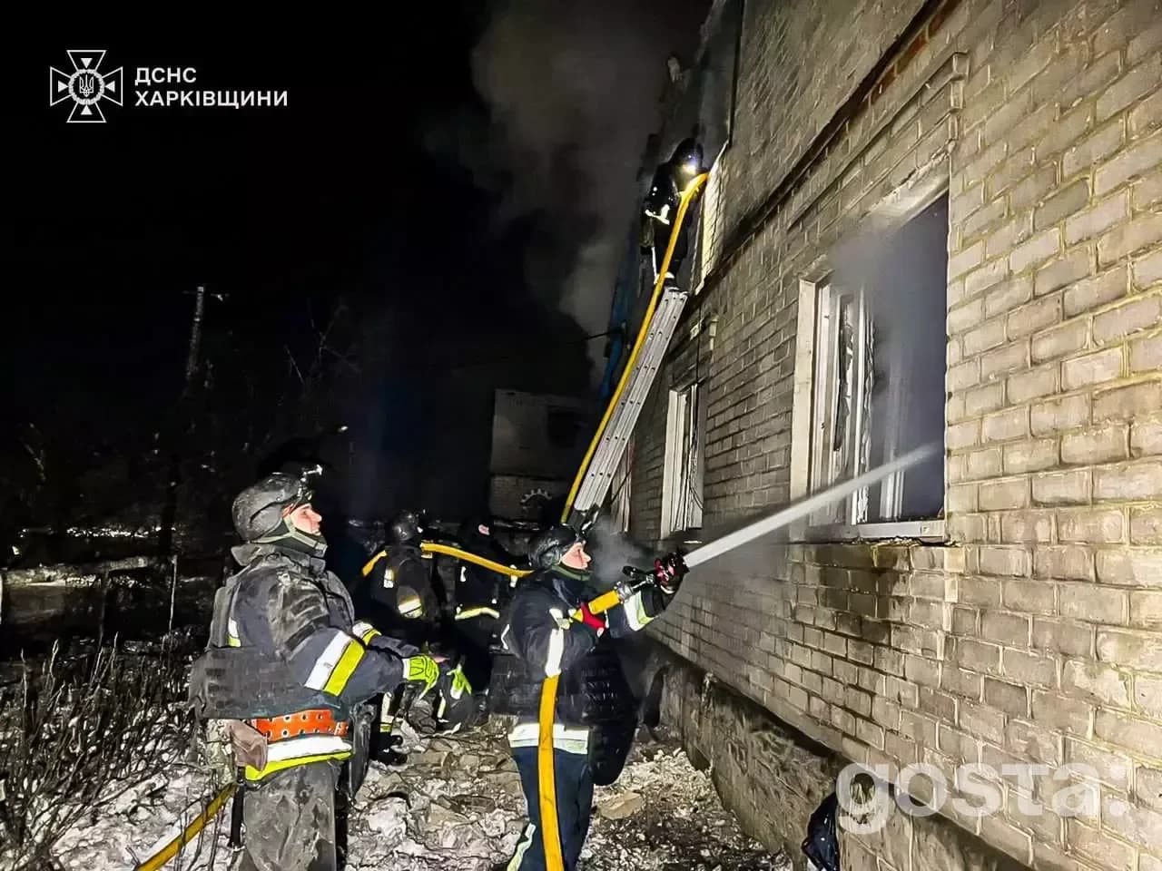 Рятувальники ліквідовують пожежу у Харкові після ворожих обстрілів, наслідки атаки 4 січня 2026 року.