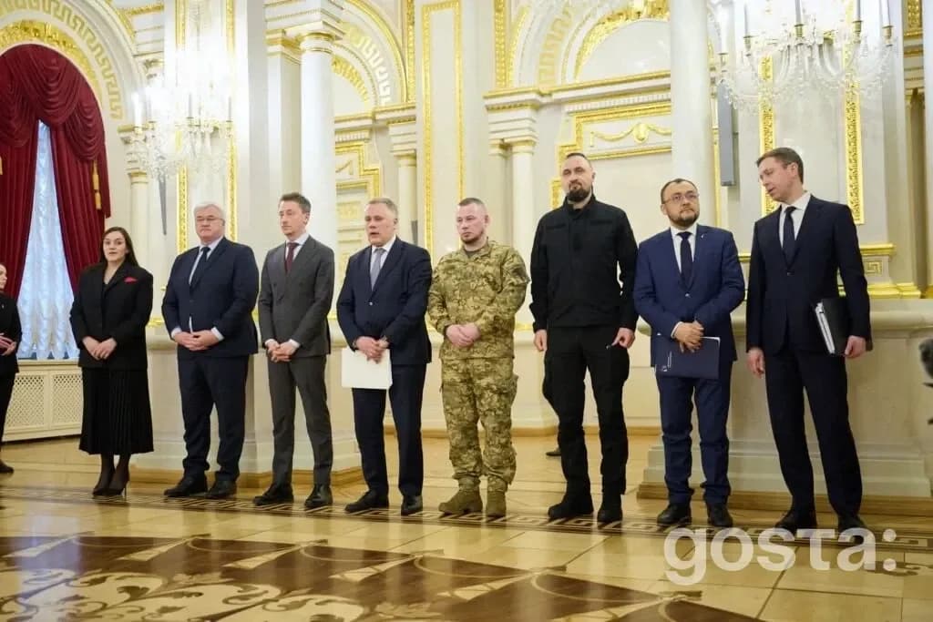 На зображенні українська та польська делегації зустрічаються у величній залі в Україні, 5 лютого 2023 року.