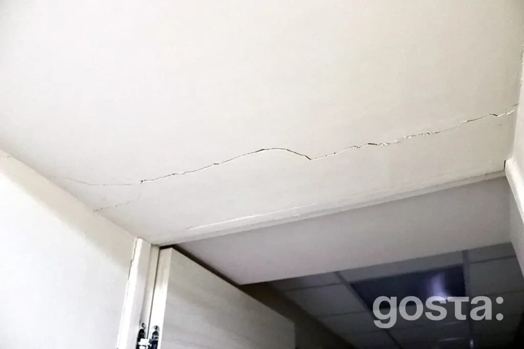 Тріщини в стелі Національної бібліотеки України для дітей після атаки безпілотників 5 лютого.