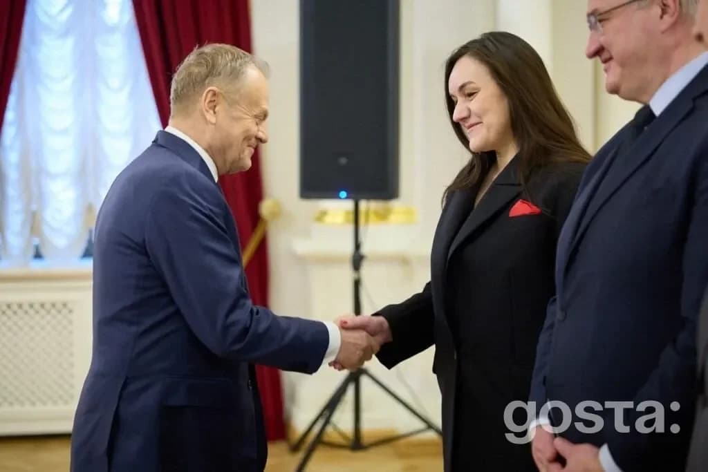 На зображенні - рукостискання під час зустрічі представників української та польської делегацій у Києві, 5 лютого.