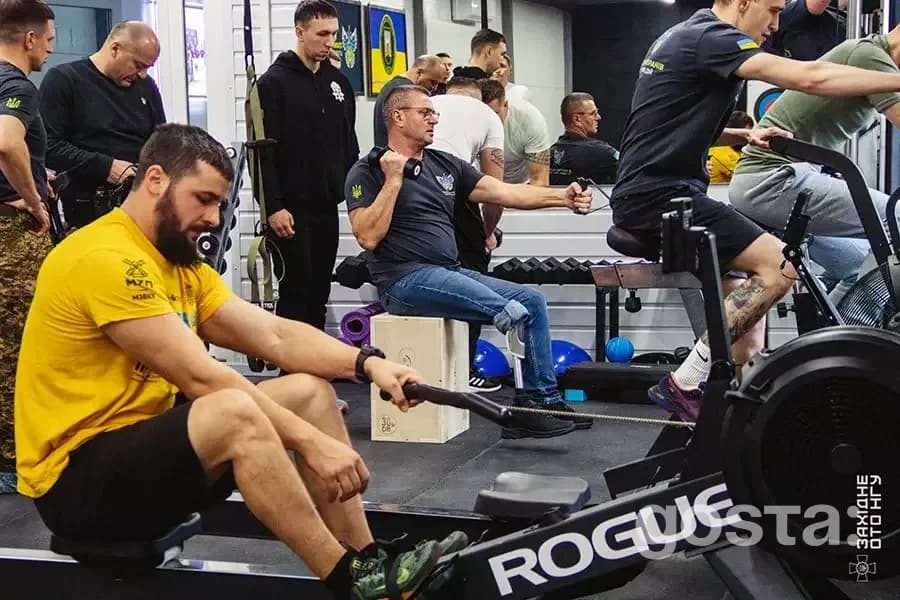 Військові Нацгвардії займаються фізичною реабілітацією у тренажерному залі 50-го полку НГУ.