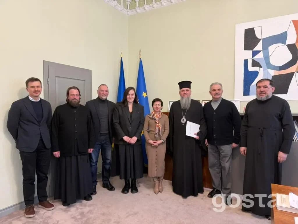 На зображенні групова зустріч, присвячена обговоренню підготовки до 975-річчя Києво-Печерської лаври.