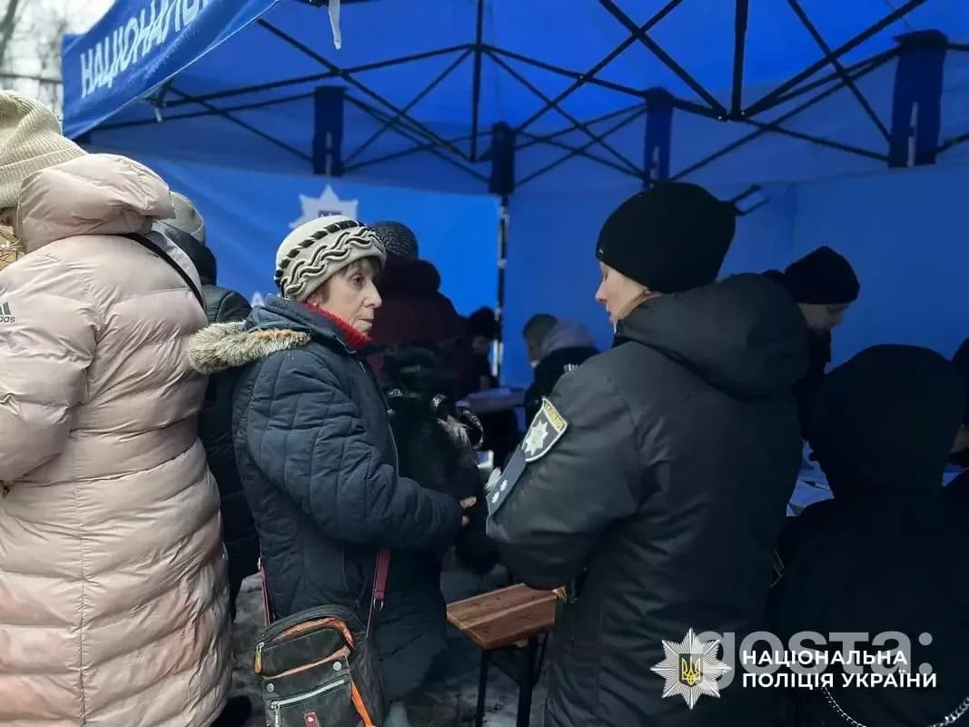 Alt text: Дніпро: рятувальники та поліція надають допомогу постраждалим від ворожих атак, серед них діти, 07.01.2026.