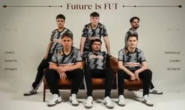 Командне фото кіберспортсменів із написом 'Future is FUT'; FUT Esports у плей-оф CS Asia Championships 2025.