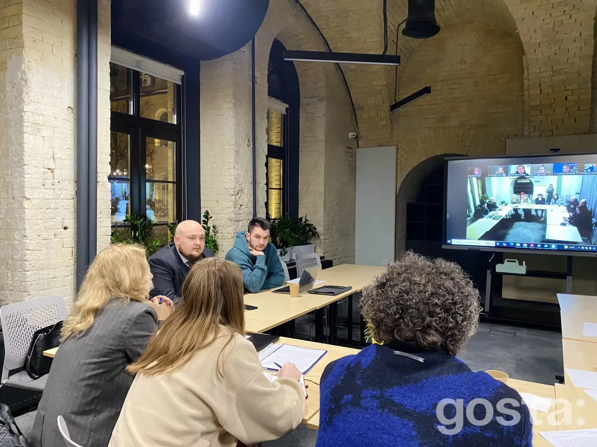 Учасники зустрічі платформи IDEM у Києві обговорюють національну ідентичність, переглядаючи онлайн-презентацію.