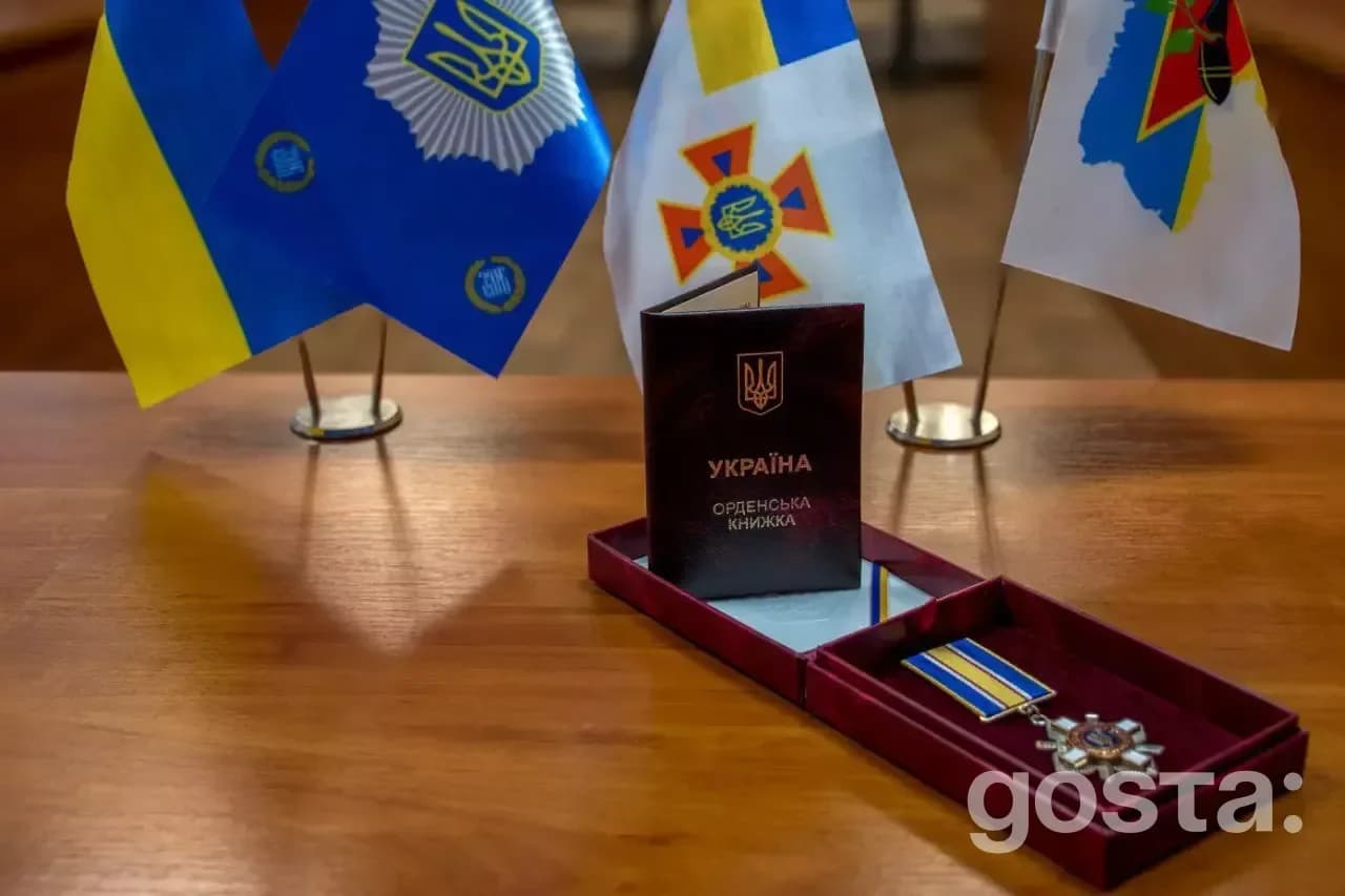 Державна нагорода «За мужність» III ступеня для Василя Белінського, з прапорами України та ДСНС.