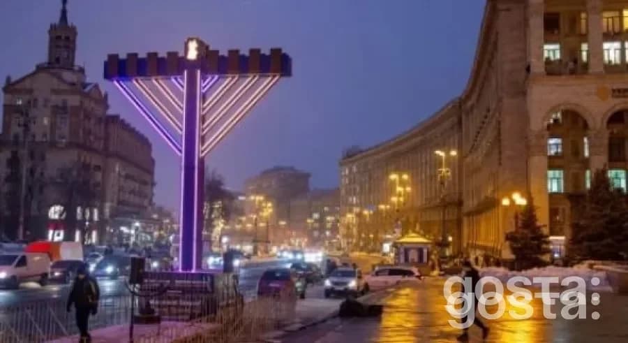 Вандалізм у Києві: Чоловік осквернив менору на Майдані