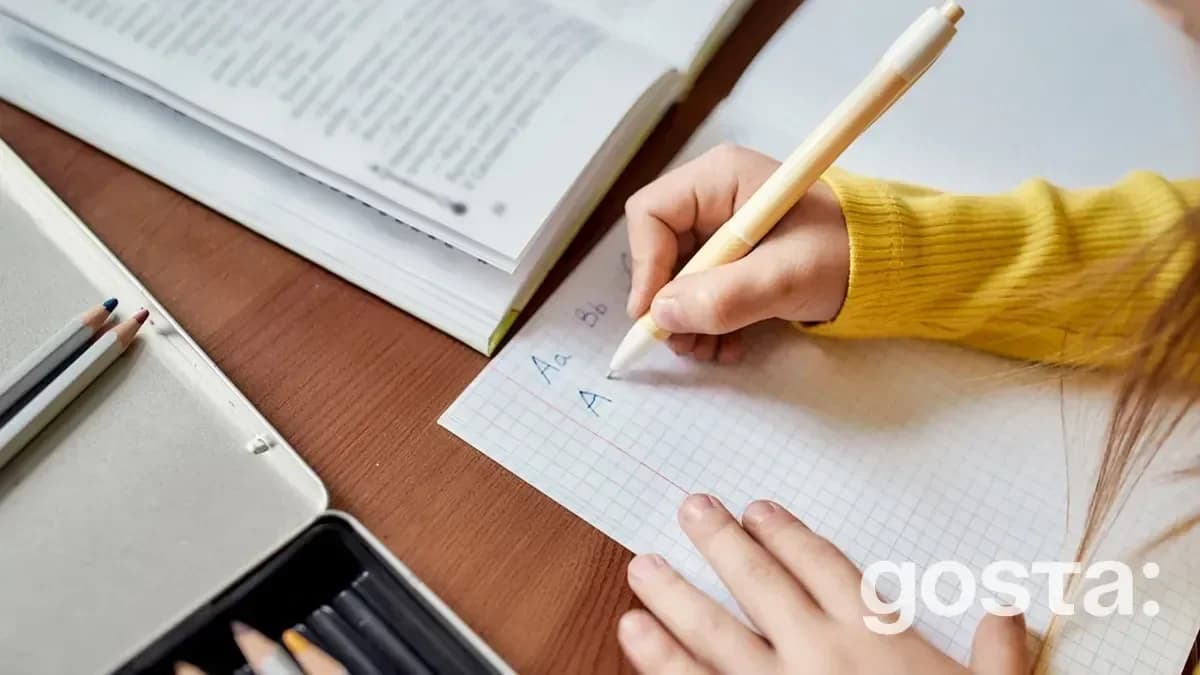 В українській мові правильними є обидва варіанти написання слова: немає та не має