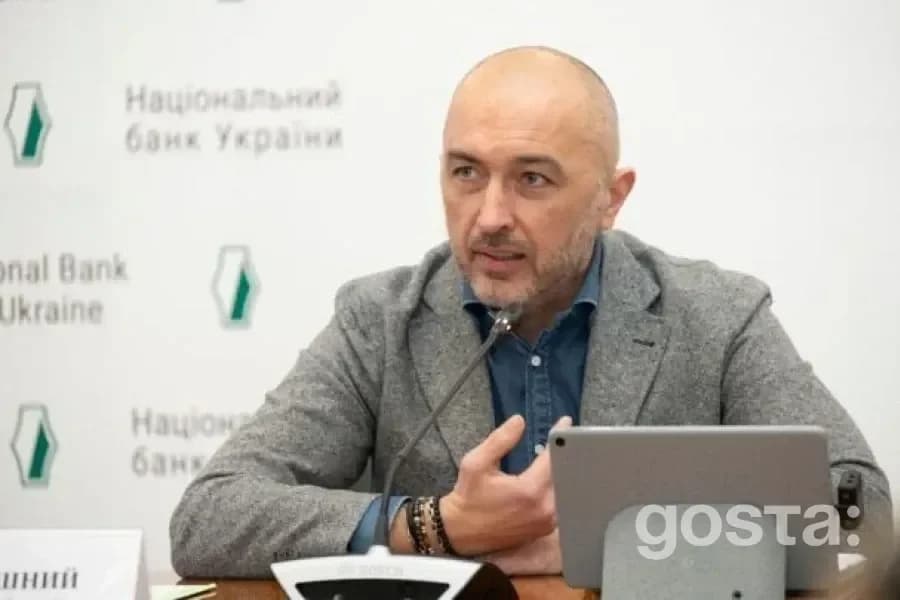 Голова НБУ закликає підтримувати гривню, але інвестує у валюту