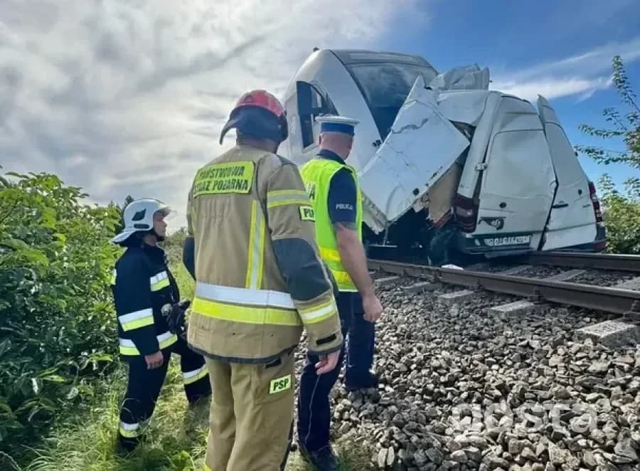 Зіткнення потяга та автобуса в Польщі: водій у лікарні