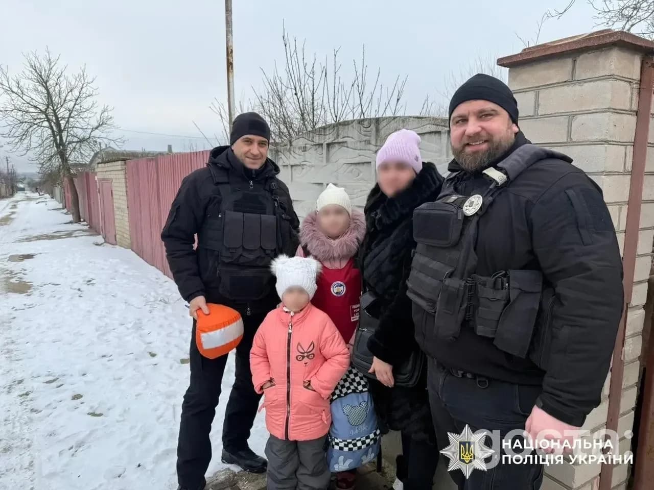Евакуація на Херсонщині: поліція та волонтери вивезли дві родини з дітьми під обстрілами – що відомо та як це відбувалос