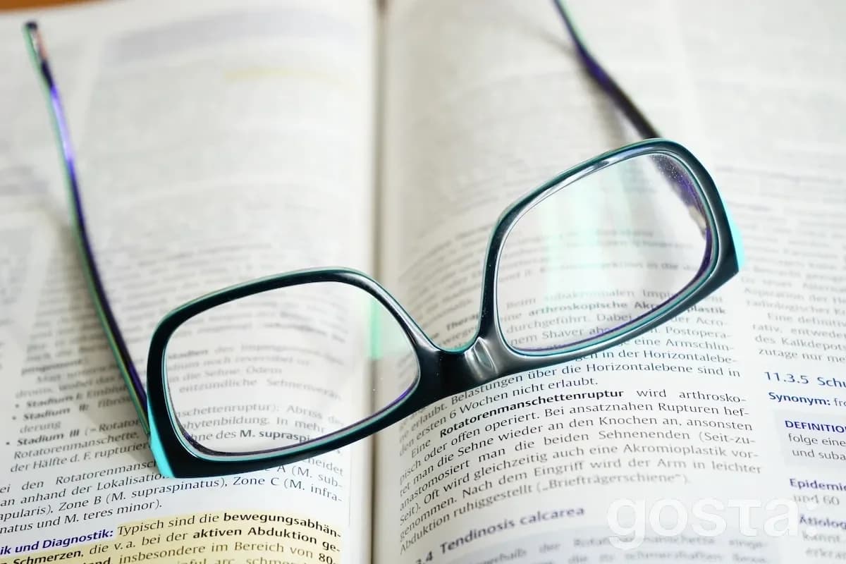 Чорні окуляри на книзі Що треба знати про складносурядне речення та сполучники сурядності