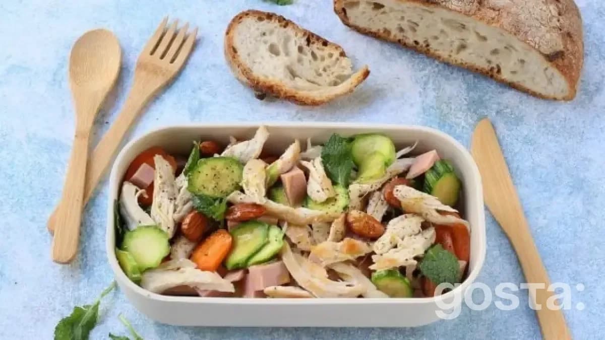 Дієтичні страви – Легкий салат з куркою і овочами