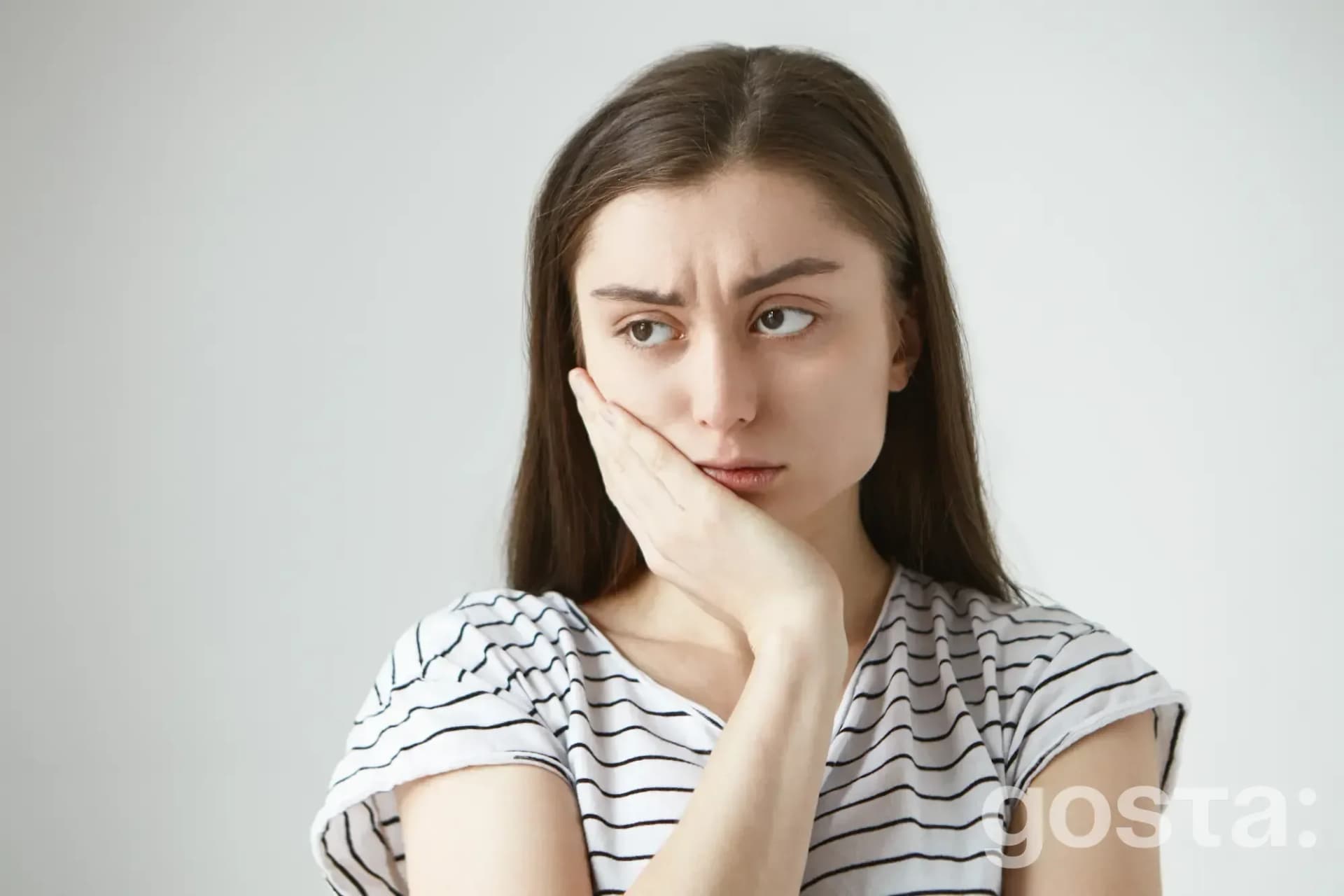 Стоматит викликає больові відчуття у роті, а також неприємний запах