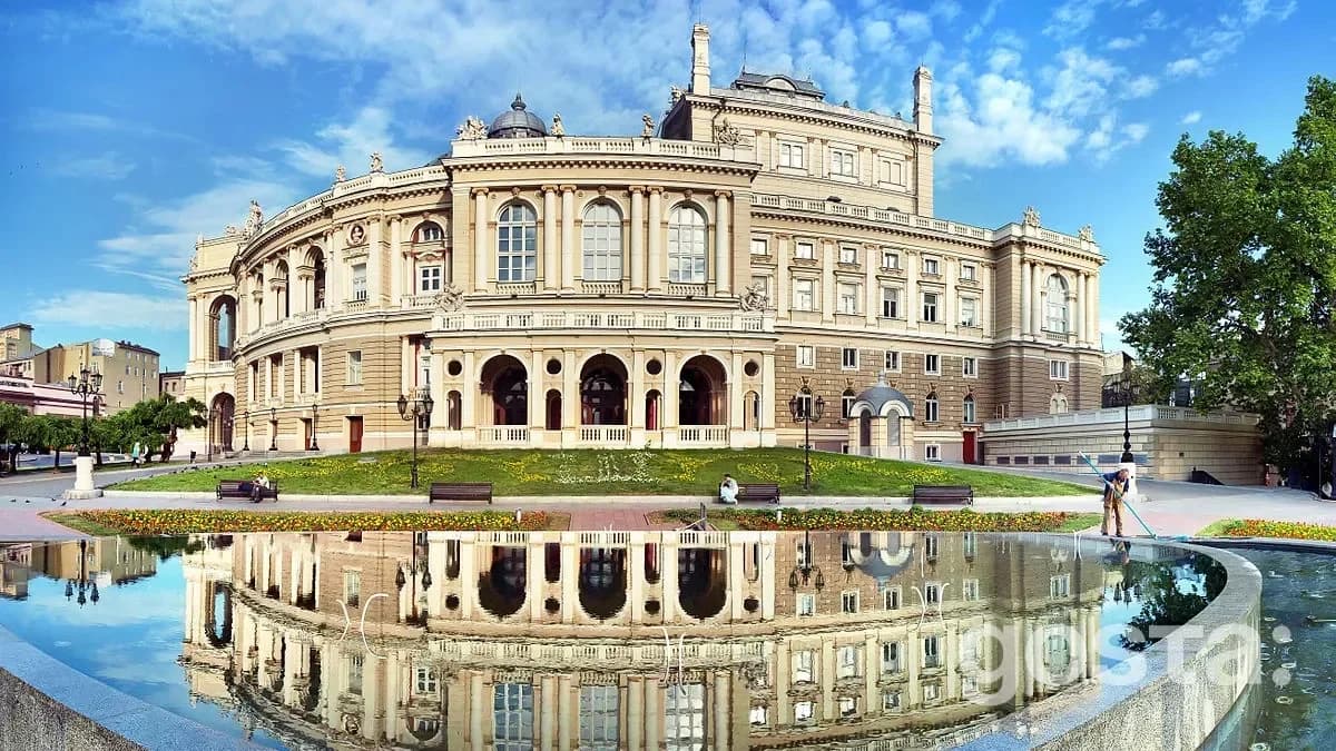Насолоджуйтесь осінньою атмосферою Одеси з меншою кількістю туристів. Відвідайте Приморський бульвар, Оперний театр та п