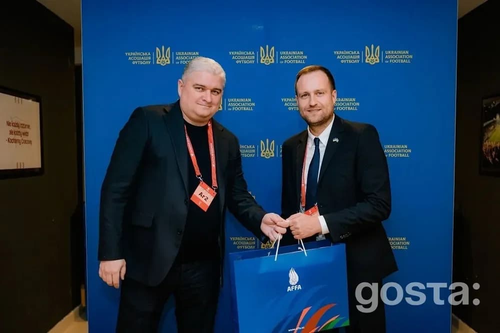 Зустріч УАФ та АФФА в Кракові: представники обмінюються подарунками на тлі логотипів перед матчем Україна—Азербайджан