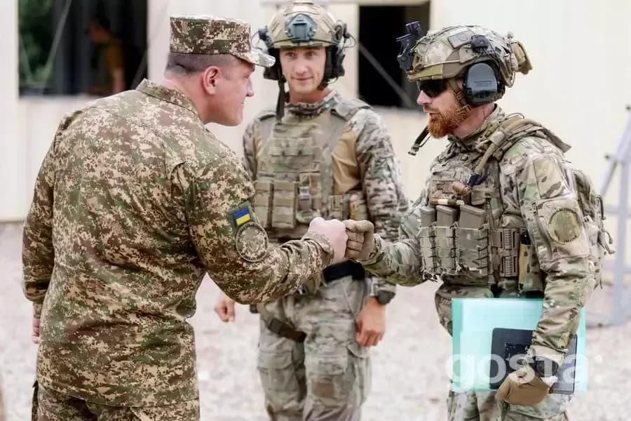 Командувач НГУ Олександр Півненко зустрічається з військовими під час тренування на передовій. Підтримка піхоти важлива.