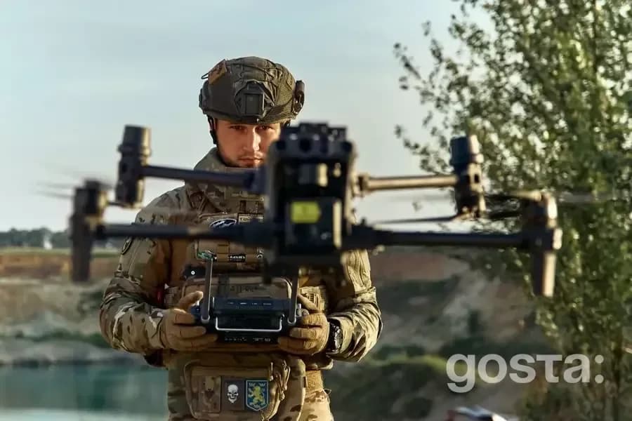 Національна гвардія України: військовий керівник з дронами на фоні природного ландшафту, підкреслює важливість піхоти.