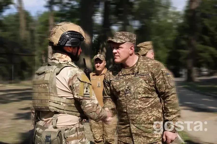 Командувач НГУ Олександр Півненко вітає військовослужбовців, підкреслюючи важливість підтримки піхоти в обороні.