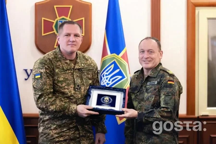 Командувач НГУ Олександр Півненко з німецьким офіцером, підкреслює важливість піхоти в обороні України.
