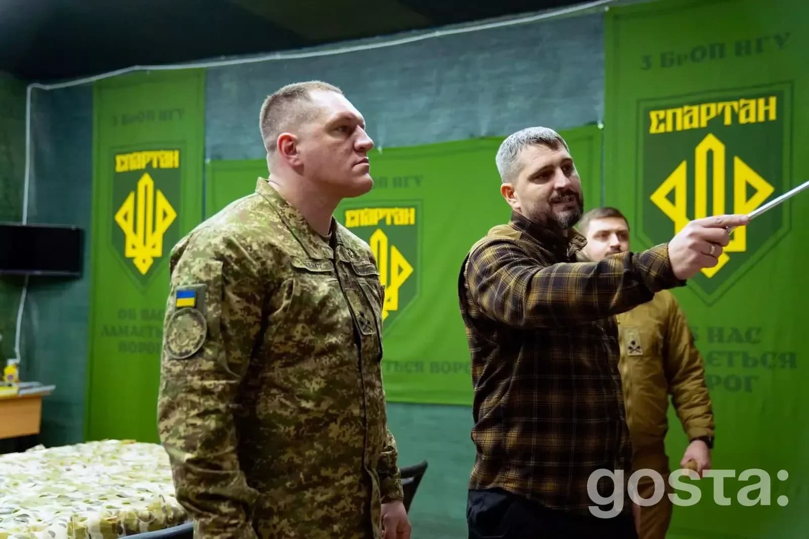 Командувач НГУ Олександр Півненко під час наради з командирами у Харкові, обговорює бойову обстановку.