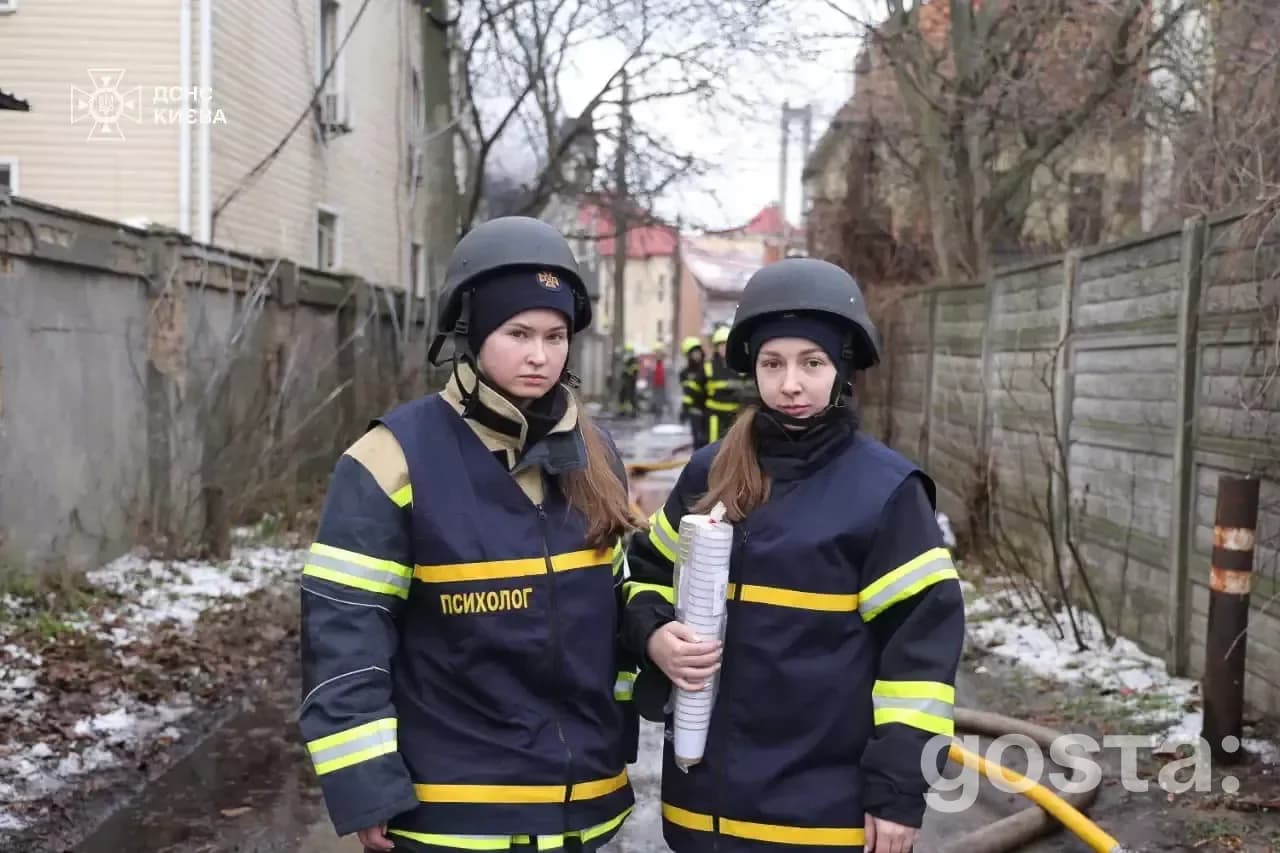 Рятувальники ДСНС України працюють на місці атаки, документуючи наслідки руйнувань після російських обстрілів.